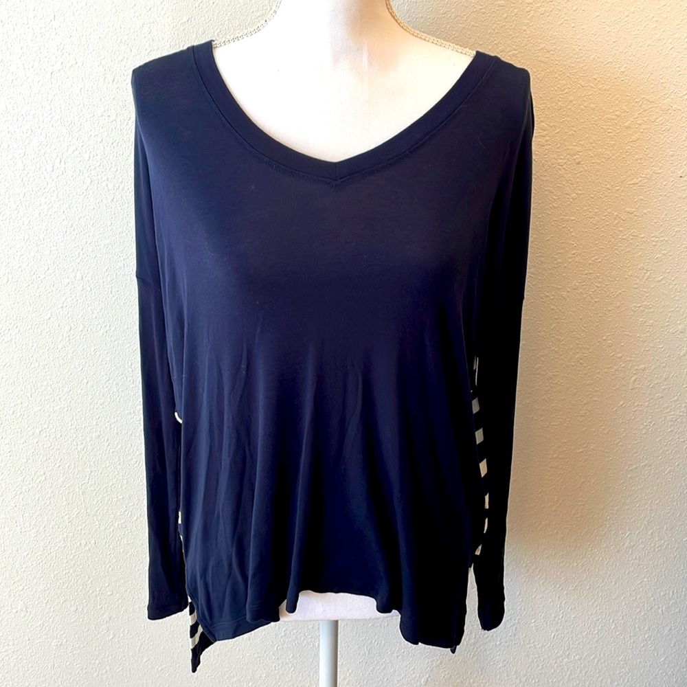 Cabi V neck navy and white